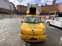 「アナル救急隊」と記された初代「ルノー・カングー」。