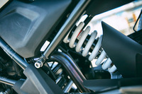 サスペンションの構造は基本的に「G310R」と共通。フロントは41mm径の倒立式フォークで、リアはアルミ製スイングアームとセンタースプリングストラットの組み合わせとなる。