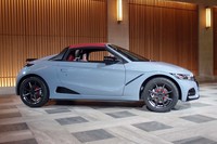 ボディーカラーは写真の「ソニックグレー・パール」と、「プレミアムスターホワイト・パール」の全2色を用意。