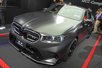 「Mパフォーマンスパーツ」を装着した「M5」。