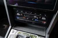 エアコンの操作系からダイヤルやメカニカルスイッチが廃止され、タッチ式のスイッチとスライダーに改められた。