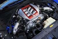 3.8リッターV6ターボエンジンについては、ターボチャージャーに、吸入した空気の漏れを最小限に抑えるアブレダブルシールを採用することで、レスポンスを改善している。