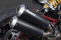 刺激的なサウンドを発するアクラポヴィッチ製のマフラー。「FTR Rラリー」では、ブラックのカバーとカーボンフェンダーでコーディネートされる。