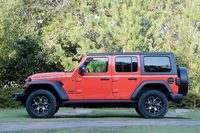 4ドアモデル「アンリミテッド」のボディーサイズは、全長×全幅×全高＝4870×1895×1845mm（「スポーツ」の値）。ホイールベースは3010mm。先代モデルより全長が165mm拡大している。