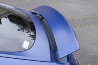 リアエンドには高速走行時に自動で展開するスポイラーが格納されている。キャビンのスイッチで任意の操作も可能。