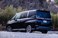 今回試乗した車両のボディーカラーは「グリッターブラックガラスフレーク」と呼ばれる3万3000円の有償色で、これを含め外装色は全6種類から選択できる。