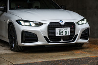 ヘッドランプユニット内のブラックの占める割合が増え、よりシャープな目つきに。グリルの加飾はグレーからブラックに変わった。