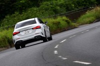 足まわりにはコンフォートサスペンションが組み合わされているが、コーナーにおける「A250eセダン」の身のこなしは上々。