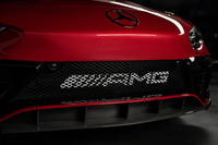 メルセデス・ベンツの車両でおなじみの伝統的なフロントグリルがない代わりに、エアインテークのメッシュ部に「AMG」のロゴがあしらわれている。