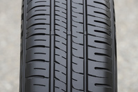 「エナセーブEC204」の非対称トレッドパターン。ランド比をアップさせるとともにアウト側（写真向かって右側）のブロック剛性を高めている。