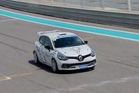 タイヤとブレーキに熱を入れるために1周目は抑えめで周回。2周目から徐々に“探り”を入れていく。豪快にして繊細。スリックタイヤの世界は奥が深い！