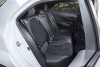 後席は空間的には広々としているが、フロントシートの主張が強すぎるため閉所感がある。