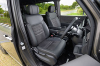 シートの仕様はグレードによって異なり、「スパーダ プレミアムライン」にはスエード調表皮とプライムスムース（合皮）のコンビシートが装備される。