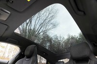 乗員の頭上に広がる大型パノラマサンルーフ。オプションではなく標準で備わる。