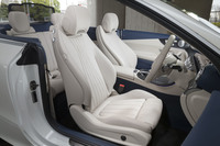 テスト車には、ナッパレザーのシートや首元に温風を吹き出す「エアスカーフ」（前席のみ）などを組み合わせたセットオプションの「レザーパッケージ」が装着されていた。