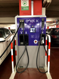 エネルXの最新型充電器。交流普通充電、直流急速充電×2タイプのケーブルを備える。