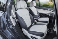 テスト車は左右独立仕様の2列目シート（オプション）がチョイスされていた。前席から続くセンターコンソールにはカップホルダーが備わる。