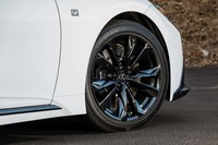 “Fスポーツ”専用デザインの20インチアルミホイール。試乗車には、ブリヂストンのランフラットタイヤ「トランザT005」が組み合わされていた。
