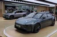 ここからはオート上海2025の展示車両を。トヨタの「bZ7」。奥は「bZ3X」。