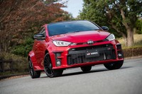 ノーマルの「ヤリス」と同じ最高出力120PSの1.5リッター直3自然吸気エンジンを積んだ「RS」。サスペンションは街乗りからワインディングロードまでさまざまなシーンで楽しめるセッティングだ。