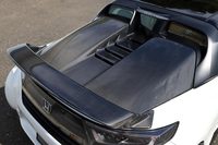 軽さはもちろん、フレッシュエアの吸入にも配慮したカーボンエアロエンジンフード。リアウイングは、エアロボンネットの装着によって増大する前側のダウンフォースとバランスを取るよう設計されている。