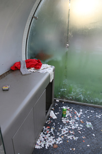 ゴミが散乱していた。ここで夜を明かした人もいた気配がする。