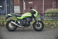 
	「Z900RSカフェ」のシート高は、「Z900RS」比で20mm高い820mmとなる。
	