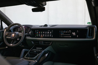 四角い横基調のダッシュボードが目を引くインストゥルメントパネルまわり。12.6インチの液晶メーターや12.3インチのセンターディスプレイに加え、オプションで10.9インチのパッセンジャーディスプレイも設定されている。