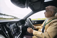 「S60」をドライブする筆者。せっかくのサーキット走行だが、壊してはいけないので安全運転を決め込んだ。