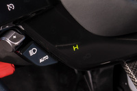 「eマネッティーノ」はステアリングホイールのタッチ式コントローラーで操作。モードは「eDrive」「Hybrid」「Performance」「Qualify」の4種類だ。