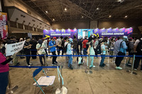 実際のフォーミュラEが走行するコースを再現した、レーシングシミュレーターを楽しめるゲームアリーナ。その人気はとても高く、終日にわたり長蛇の列ができた。同ブースを訪れたときの待ち時間は、90分（！）とあった。