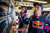 第15戦マレーシアGPからトロロッソのシートを得ていたピエール・ガスリーは、タイトルがかかった日本のスーパーフォーミュラ参戦のためアメリカGPを欠場。代わりに27歳のブレンドン・ハートレー（写真右）のGPデビューが急きょ決まった。2010年までレッドブルの育成ドライバーだったが、隣国オーストラリアのダニエル・リカルドに見劣りするとF1の道を断たれ、スポーツカーシリーズに活動の場を移していた。1980年代に参戦していたマイク・サックウェル以来となるニュージーランド人GPドライバーは、予選を18位で終えるもパワーユニットの交換ペナルティーで19番グリッド。レースは13位で完走した。（Photo＝Toro Rosso）