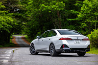 エンジン車とピュアEVで基本骨格を共有するのも新型「5シリーズ」の特徴。ブラックのサイドスカートがそのままリアバンパー下部にまで続くようにデザインし、車体の厚みを視覚的に抑制するなどの工夫が施されている。