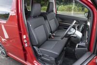 フロントシートはベンチタイプ。内部のウレタンが少なめで、座るとずぶりと沈み込む。