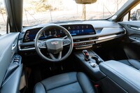 巨大なディスプレイを中心に、従来型から大幅に刷新されたインテリア。新素材のメタルインサートやレザートリムのダッシュボード、リアルカーボンのドアトリムなどが特徴で、ブルーステッチのアクセントも目を引く。