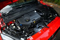 2リッターのディーゼルエンジンは、48Vマイルドハイブリッドシステムとの組み合わせにより14.3km/リッター（WLTCモード）の燃費性能を実現している。