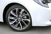 「G“Z”」「ハイブリッドG“Z”」のタイヤサイズは225/40R18。切削光輝加工とダークグレーメタリック塗装を組み合わせた、ツートンカラーのアルミホイールが組み合わされる。