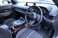 「MX-30ロータリーEV」のインパネ。メーターや液晶ディスプレイに「ロータリーEV」専用の表示項目が追加されるものの、基本デザインはBEVやマイルドハイブリッドの従来型MX-30と変わらない。