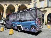 （写真K）。スズキの販売代理店によるラッピング広告で彩られた小型路線バス。