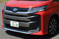 グリル調の巨大なメッキ装飾が目を引く「ハイブリッドS-Z」のフロントまわり。「ノア」にはより控えめな意匠のフロントマスクも用意される。