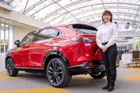 シャシー設計を担当した澤井美紀さんは、「車高を下げて、減衰力を高めることで『RS』のイメージどおりの乗り味を目指しました。コイル（スプリング）やスタビライザーのレートは変えていません」と、チューニングのポイントを説明。このサスペンションのリファインに合わせて、パワーステアリングの制御も変更されている。