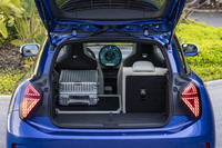 後席の背もたれは60：40の分割可倒式。写真は、その片側を倒した様子。