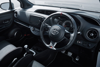 「ヴィッツGRMN」には、「86」ゆずりの小径ステアリングホイールが与えられる。