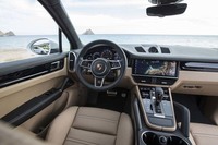 「カイエンS」のインテリア。シフトレバー周辺にメカニカルなスイッチがずらりと並んでいた先代とは一変、タッチスクリーンでの操作を基本とした、すっきりとしたデザインを採用している。