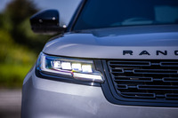 灯火類とグリルのデザイン変更が目を引く「ヴェラール」の2024年モデル。上級グレードの「ダイナミックHSE」には、シグネチャーDRL付きのピクセルLEDヘッドライトが標準で装備される。