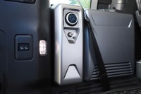 荷室のサイドには「アドベンチャーパック」に含まれるエアコンプレッサーがレイアウトされる。ゴムボートなどを膨らませるだけでなく、自車のタイヤにも空気を入れられる。