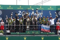 ポディウムの中央には、前回2018年のレースと同じメンバーが立ち、トロフィーを掲げた。