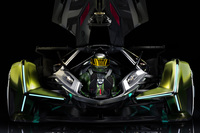 ドライバーはフロントカウルを開け、車両の前方から乗り込む。