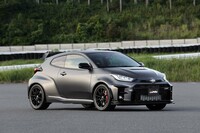 2022年1月14日の「東京オートサロン2022」でデビューした「GRMNヤリス」。写真は専用パーツで武装した「GRMNヤリス“サーキットパッケージ”」で、「マットスティール」と呼ばれる写真のボディーカラーは35万2000円のオプション。