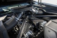 5.2リッターV10エンジンの最高出力は610PS、最大トルクは560N・m。現行の「ウラカン」としてはややおだやかな（それでも十二分に強力だが）「ウラカンEVO RWD」と同等のチューニングとなっている。